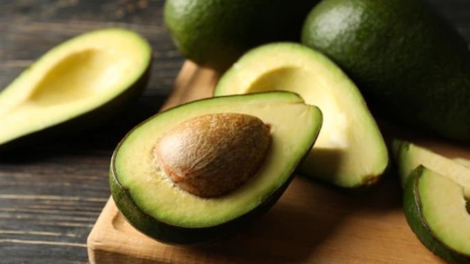 ¡No lo tires! Conoce todos los beneficios que tiene el hueso del aguacate en la salud