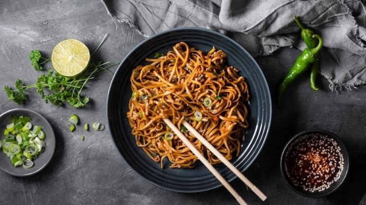 Una versión veggie de noodles: Disfruta de estos noodles de berenjena y miso
