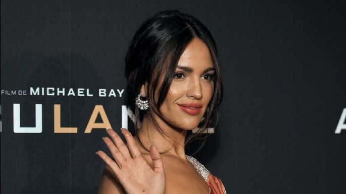 Eiza González nos enseña cómo se debe llevar un vestido sobre pantalones