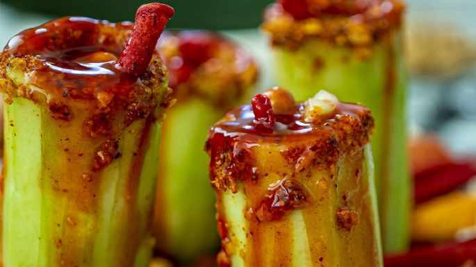 ¡Se nos hace agua la boca! Sorprende a tus niños con estos pepinos preparados con chamoy