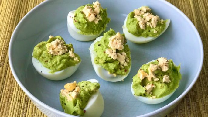 Degusta este exquisito aperitivo: Receta de huevos rellenos de atún con aguacate