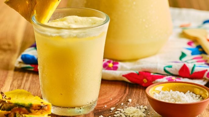 Acompaña tus sabrosas comidas con un vaso de agua de piña y mango