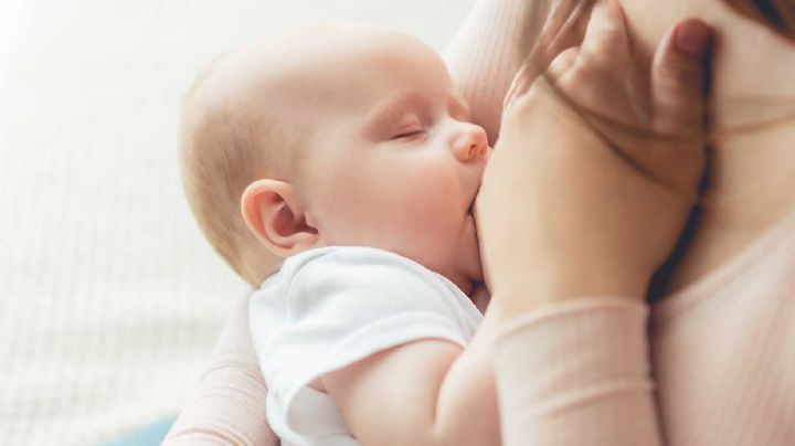 Así es cómo debe ser la primera toma de leche materna de tu bebé al nacer