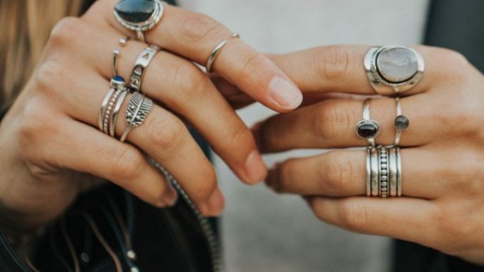 Anillos de fantasía: Evita que dejen manchas verdes sobre tus dedos con este tip