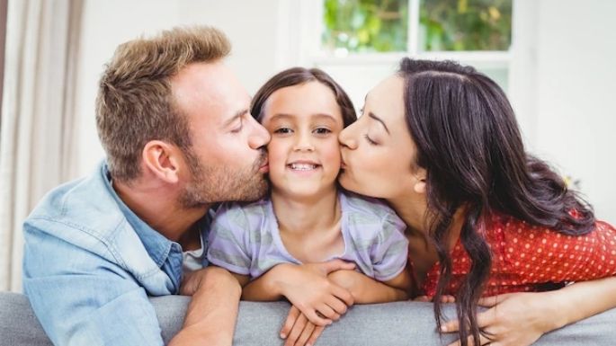 Más que una muestra de cariño, el poder de los besos en los hijos