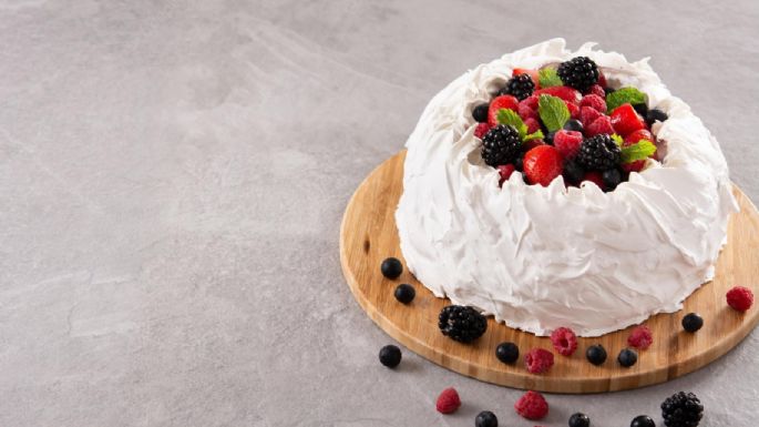 Receta exprés: Prepara la tradicional pavlova australiana de frutos rojos