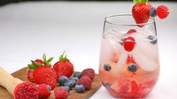 Dale tregua al intenso calor con esta refrescante limonada de frutos rojos