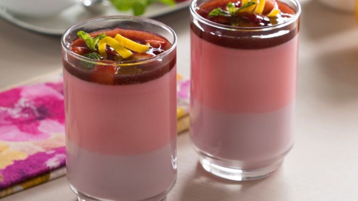 Toda una deliciosura: Shots de gelatina de yogurt de fresa