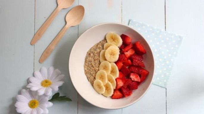 Desayuno rápido y sencillo: Avena con plátano y fresa para consentir al paladar