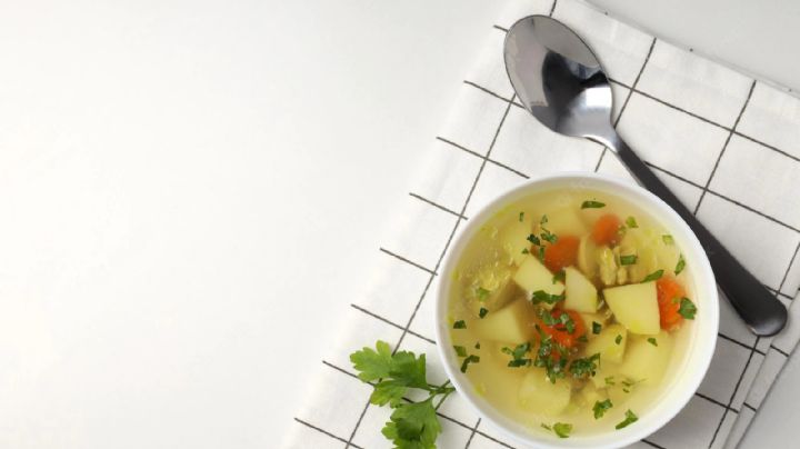 Comida reconfortante: Receta sencilla de sopa de papas con acelgas