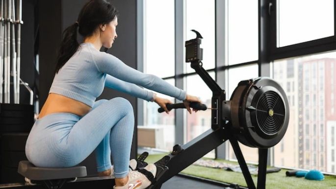 Un entrenamiento full body: Estos algunos beneficios de la máquina de remo