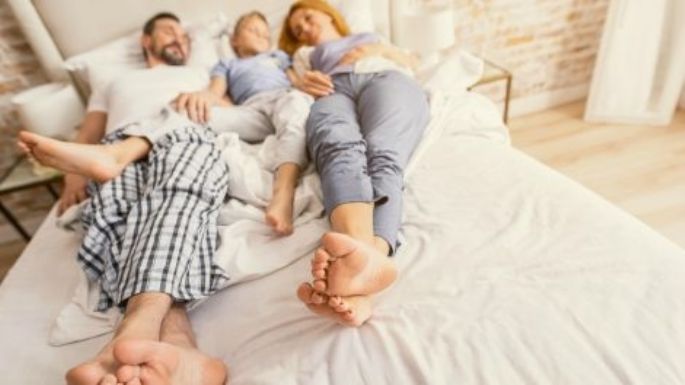 Esto es lo que debes hacer cuándo tus hijos no tan pequeños quieran dormir contigo