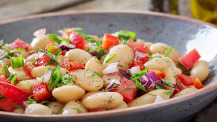 Receta rápida y sana: Aliméntate con ensalada de alubias y pescado