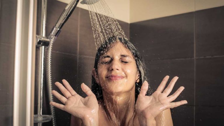 Bañarse con agua fría ayuda a bajar de peso