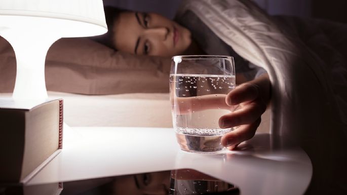 Conoce todas las razones por las que debes tomar agua antes de ir a dormir