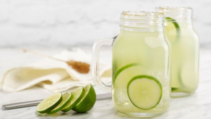 Conoce por qué el agua de limón es una de las bebidas más saludables que puedes tomar