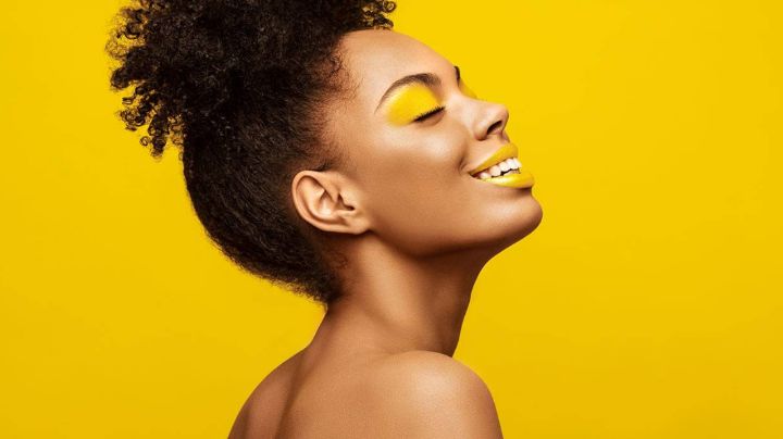 ¿Caíste en la monotonía? 3 maneras de renovar tu maquillaje con destellos de color