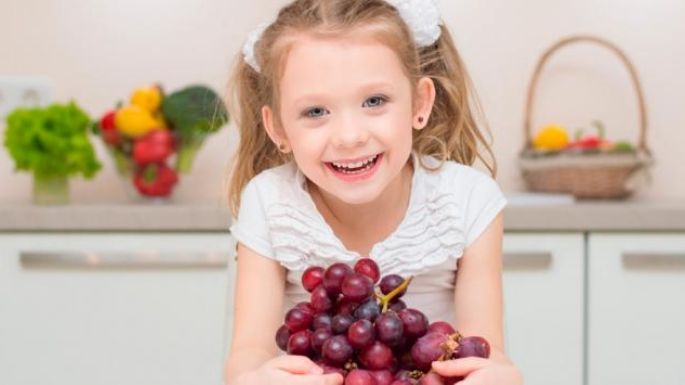 ¡Podrían atragantarse! Alimentos que nunca debes darles a tus hijos menores de 4 años