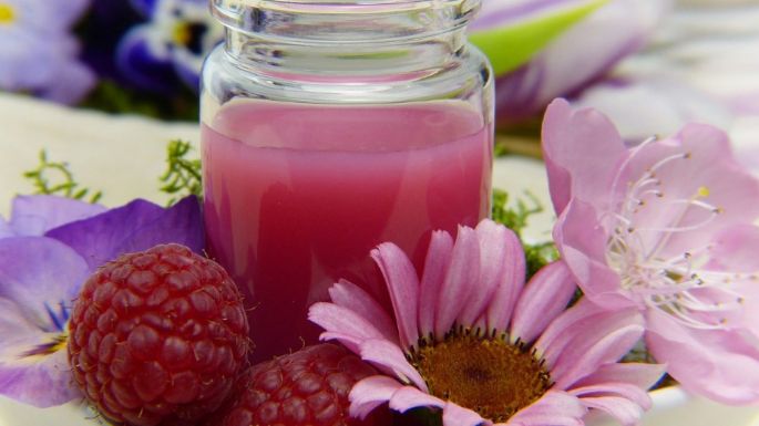 Un sabor muy agradable: Refréscate con agua de frambuesa y fresa