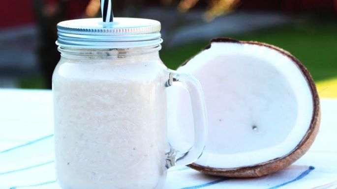 Con solo 3 ingredientes consiente a tu paladar con un licuado de coco batido