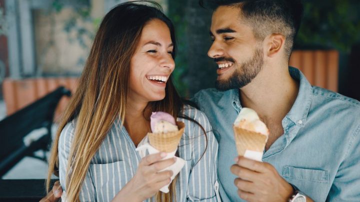 ¿Te quedaste en blanco? Salva esa primera cita con estos iniciadores de conversación