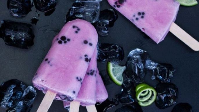 Perfectas para la hora del snack: Paletas heladas de yogurt con moras