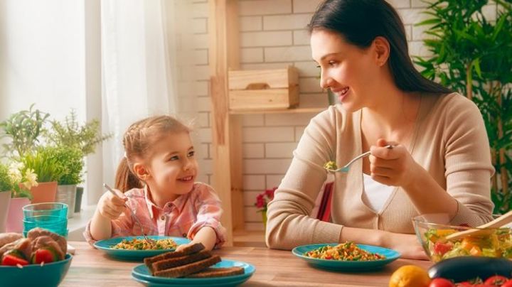 Normas que tus hijos deben aprender para cuando sea la hora de comer en la mesa