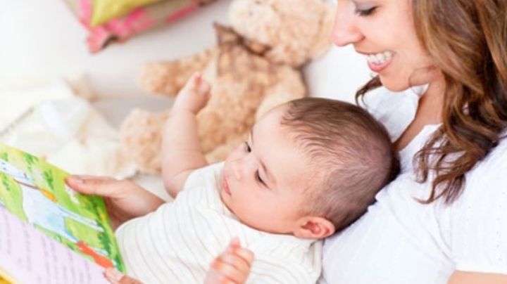 Aprende a leerle un cuento a tu bebé y asegura que te ponga atención con estos 'tips'