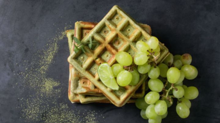 ¿No sabes qué cenar? Prueba unos waffles de avena con té matcha