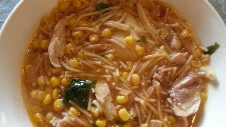 ¿Se te antoja? Degusta una sopa de fideos con espinacas y elote