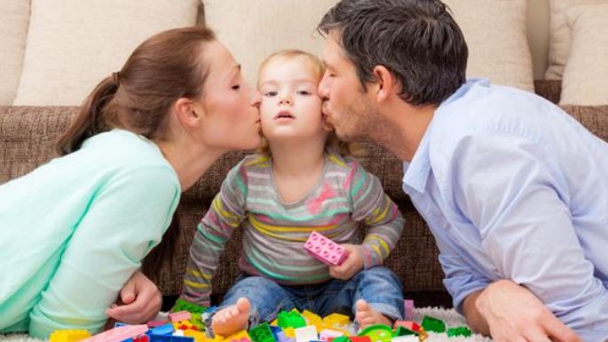 Reserva tiempo para jugar con tu hija; así es cómo les ayuda esta actividad