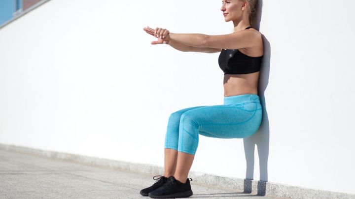 Mejora tu tono muscular sin moverte; aprende a hacer el ejercicio 'wall sit'