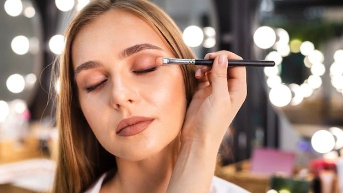 Sombra de ojos intacta: Tips para evitar que se formen pliegues en tu maquillaje de ojos