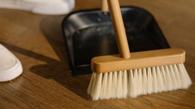 ¡Limpia tu hogar! Aplica este truco sencillo con limón para barrer mejor tu casa