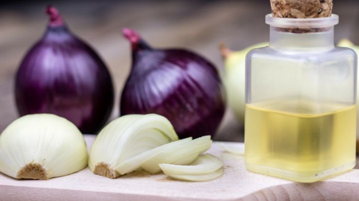 Prepara un aceite de cebolla con 2 ingredientes; hará maravillas por tu cabello
