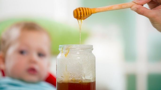 Evita problemas: ¿Por qué no debes endulzar los alimentos de tu bebé con miel?