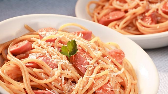 Platillo fácil y económico: Receta de salchichas con fideos secos