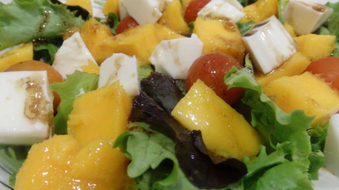 Perfecta para refrescar el cuerpo: Ensalada de mango con queso