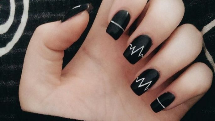 Diseños de uñas en color negro, ideales para las chicas con uñas cortas