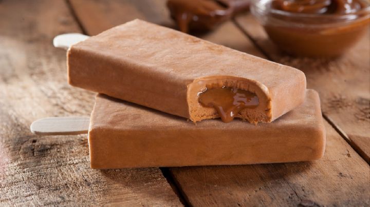 Dale un sabor diferente a tus paletas heladas preparándolas con dulce de leche