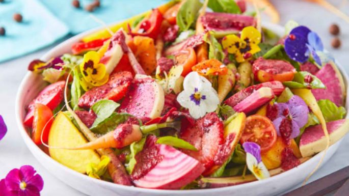 Platillo exótico: Lúcete con esta ensalada de flores comestibles