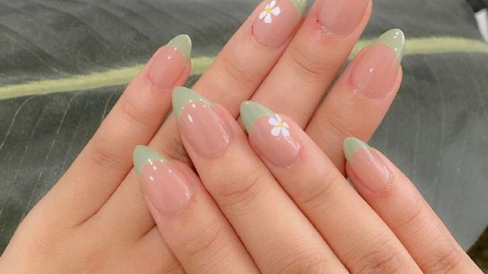 Diseños con flores margaritas; una nueva reinvención de la manicura francesa