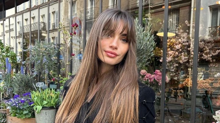 Transmite una vibra muy setentera y apuesta por el flequillo 'birkin bangs'