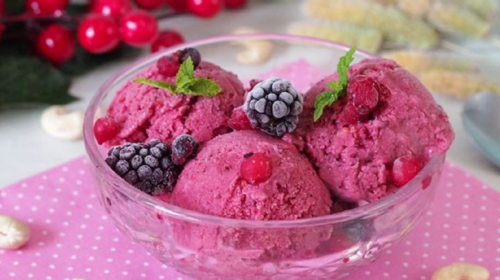 Aprovecha el sabor de los frutos rojos con este rico helado de solo tres ingredientes