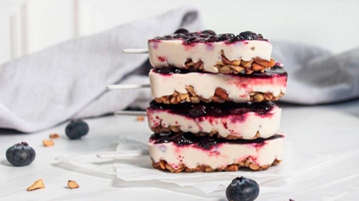 Para tu antojo: Paletas heladas sabor blueberries cheesecake bajas en calorías