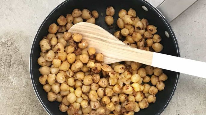 Sacia tu apetito vegano con unos sencillos y deliciosos garbanzos al ajillo