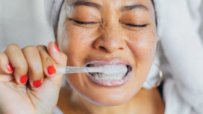 Esta es la temperatura ideal del agua que usas para enjuagar tus dientes ¿Ya lo sabías?