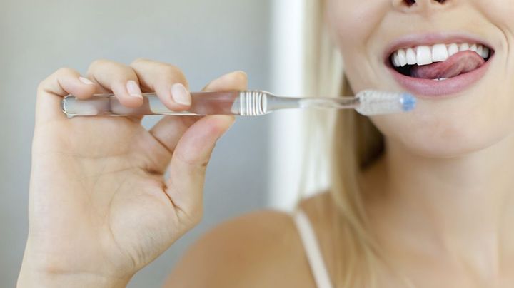 Este es el error que cometes al cepillar tus dientes y que puede estropearlos