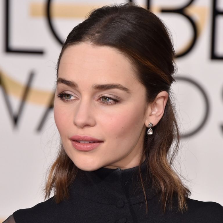 Emilia Clark tiene una tez blanca que resalta con un labial rosa