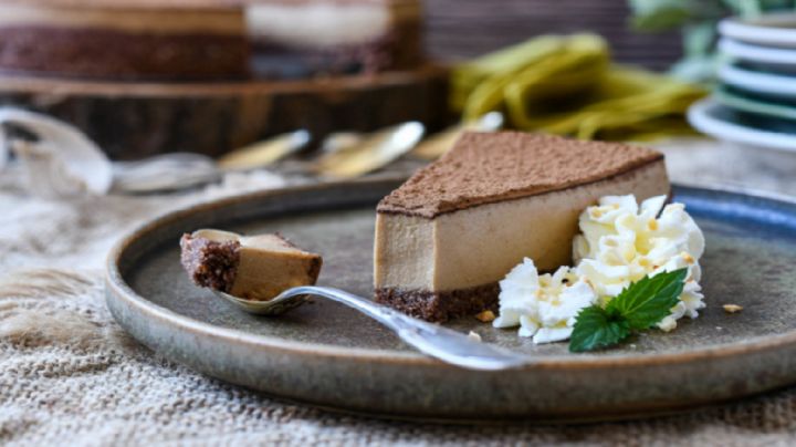 ¡Sin horno! Disfruta de un postre con esta tarta de yogur con café